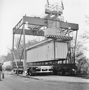 171646 Afbeelding van de ingebruikstelling van de containerkraan op het Containersteunpunt Noord-Nederland te Veendam.